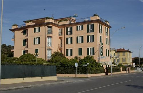 فندق أريانا هوتل مارينا دي بييتراسانْت المظهر الخارجي الصورة